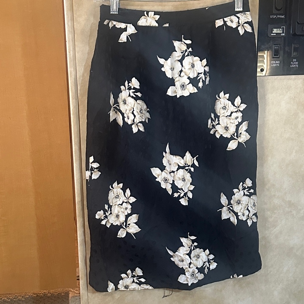 Source Unknown Black and White Floral Pencil Skirt 100% silk
